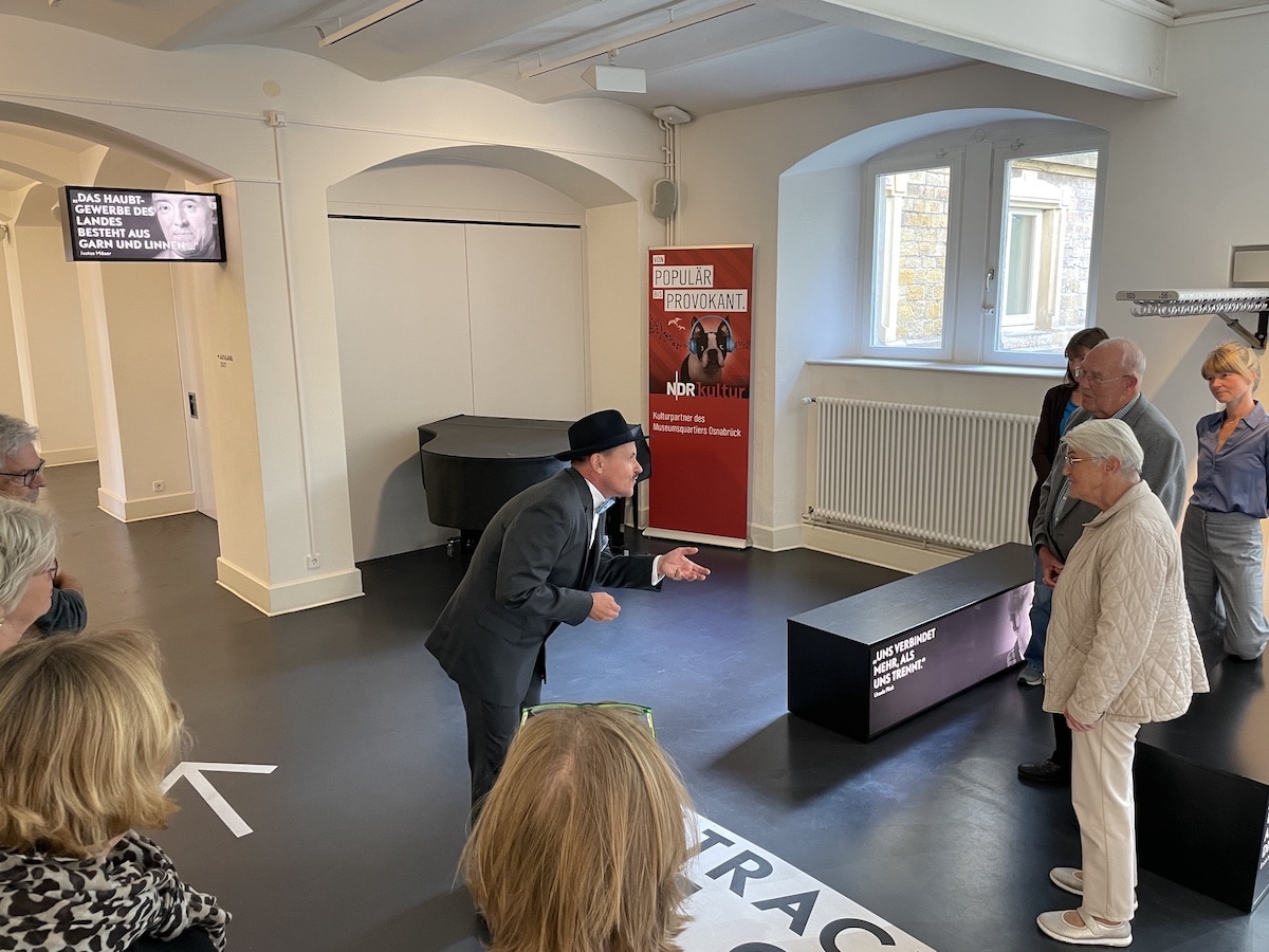 Kurze Einführung im Untergeschoss des Museums – danach geht's durch die Ausstellung. / Foto: Dominik Lapp