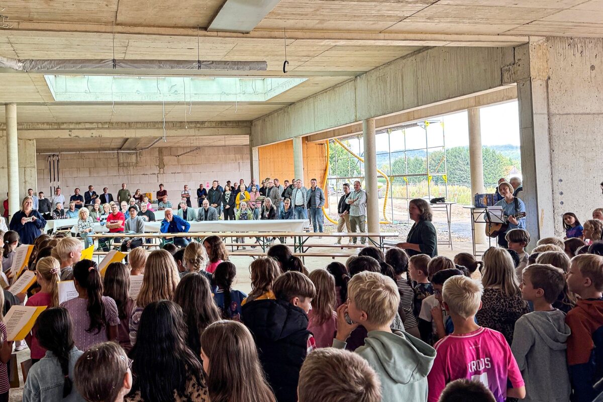 Erste Musik in der neuen Aula: Zum Richtfest hatten die Schülerinnen und Schüler der Michaelisschule zwei Lieder eingeübt.