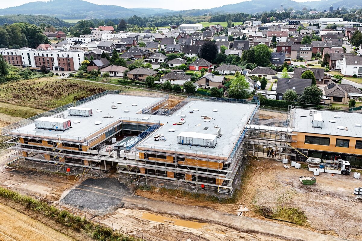 Ein Blick von oben: Weite Teile des Daches sind bereits fertiggestellt. Im Bereich des Jugendtreffs (rechts im Bild) sind auch schon die ersten Fenster eingebaut worden