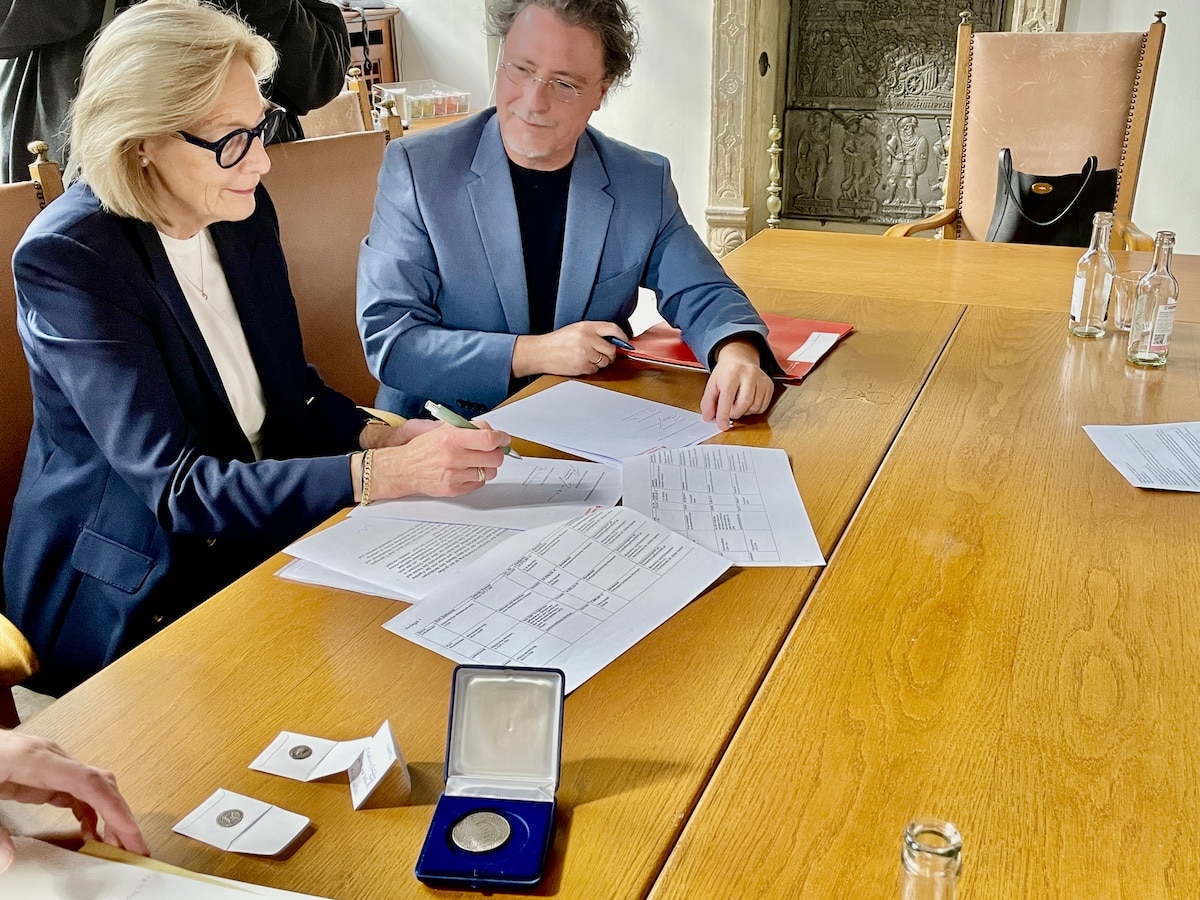 Dr. Johanna Hamm (Museums- und Kunstverein Osnabrück) und Dr. Johannes Janssen (Niedersächsische Sparkassenstiftung) bei der Unterzeichnung der Schenkungsurkunden. / Foto: Dominik Lapp