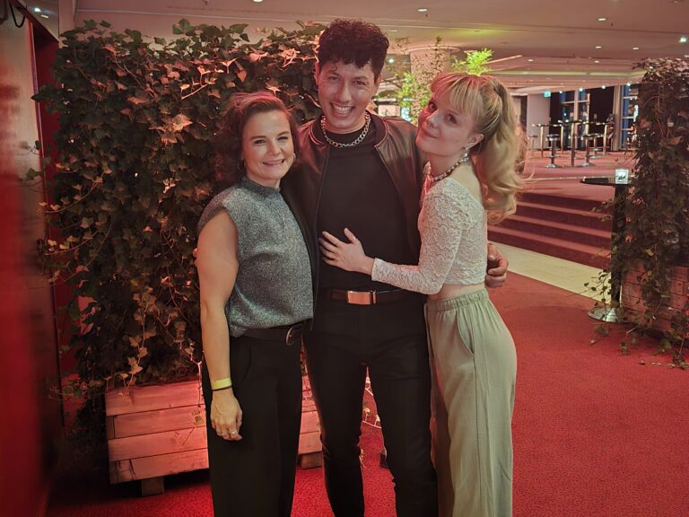 Romina Markmann, Kim David Hammann und Isabel Waltsgott im Foyer des Palladium Theaters Stuttgart. in Osnabrück (Gesamtstadt)