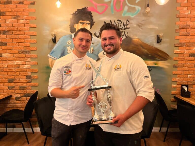 Inhaber von mywaytonapoli Claudio Iglesias (links) und Weltmeister im Pizza backen Lorenzo Parrotta (rechts) bei mywaytonapoli in Osnabrück in Wüste