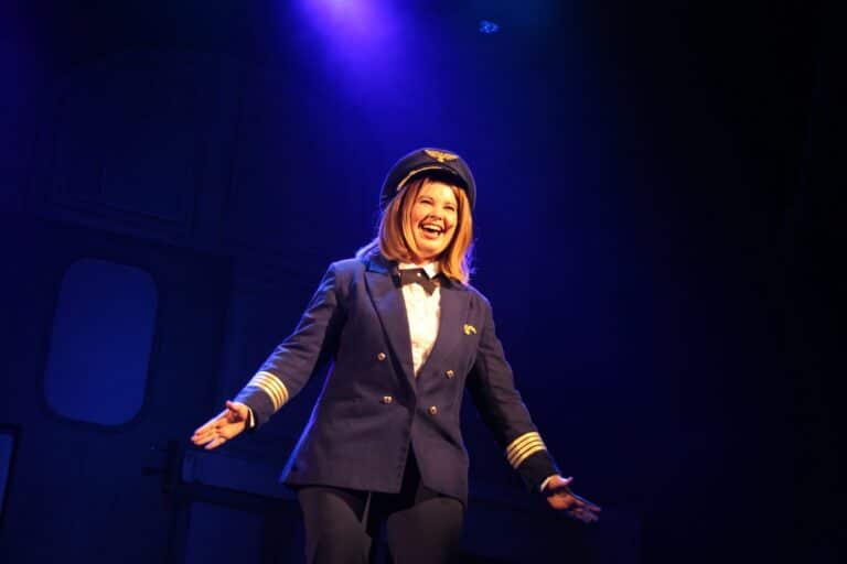 Hannah Taubken gelingt als Pilotin Beverley Bass einer der stärksten musikalischen Momente des Abends. / Foto: Dominik Lapp in Altstadt