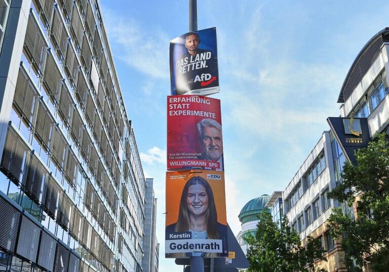 Wahlplakate vor