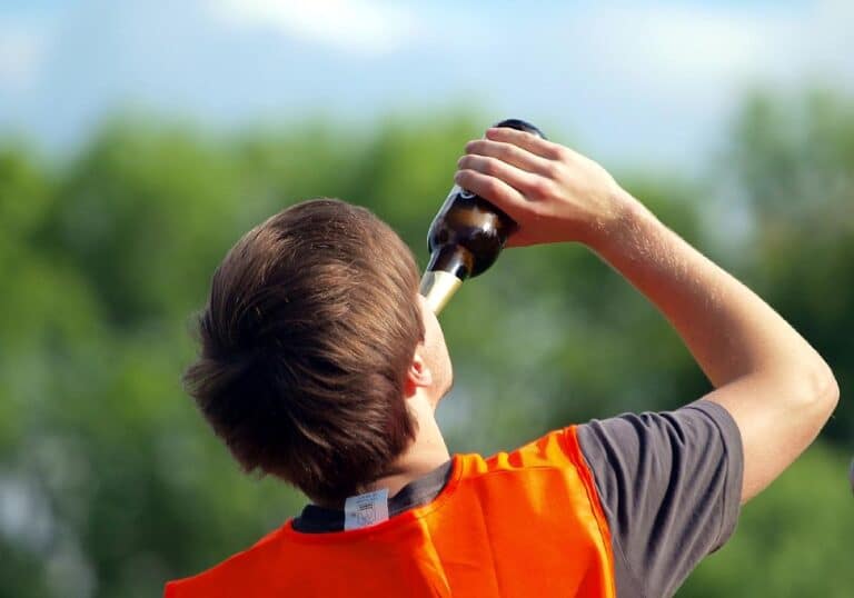 Biertrinkender Mann
