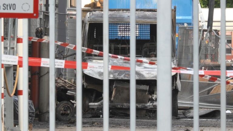 Brand in Berliner Umspannwerk: Ursache unklar
