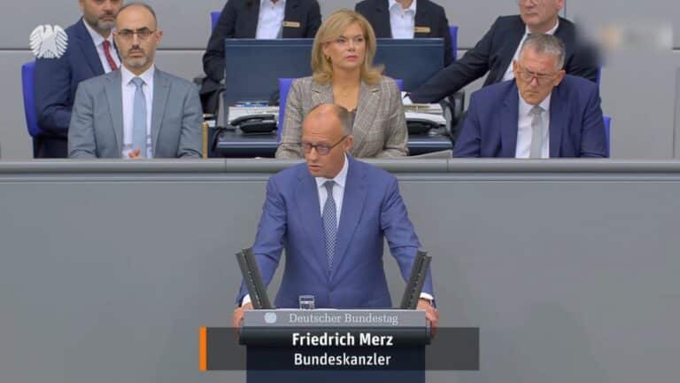 Merz und Weidel liefern sich scharfen Schlagabtausch im Bundestag