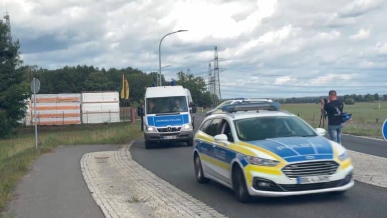 Polizei bestätigt Detonation, Betreiber spricht von Anschlag