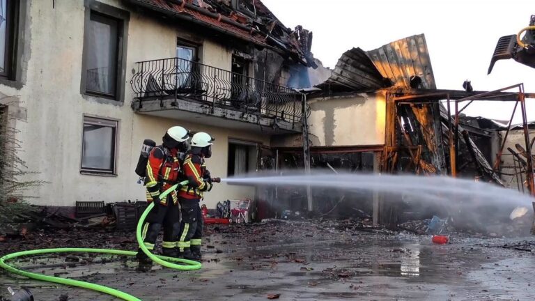 Großbrand auf Bauernhof bei Blaubeuren