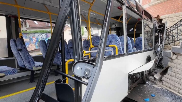 Schulbus rollt unkontrolliert in Hauswand – 14 Verletzte
