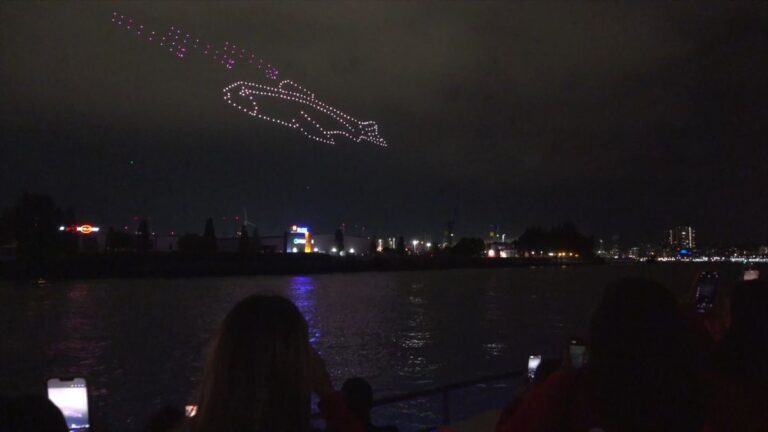 Drohnen zeigen Fischbrötchen über Hamburg