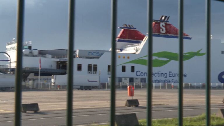 Gefahrstoff auf Fähre in Rostock: Großeinsatz und Evakuierung