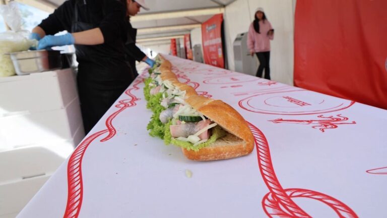 Weltrekord: 51,87 Meter langes Fischbrötchen in Bremen