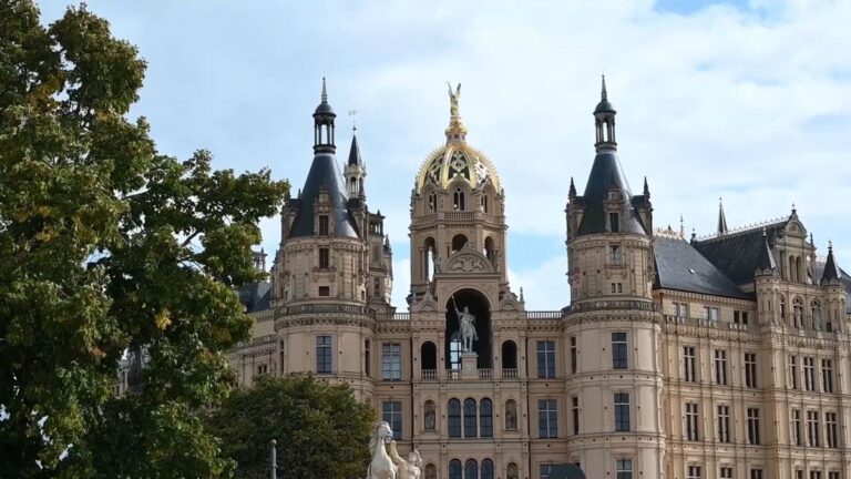 Landtagswahl in MV: Hohe Beteiligung und Kopf-an-Kopf-Rennen