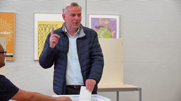 Hochrechnungen: AfD knapp vor SPD, CDU kämpft um Einzug