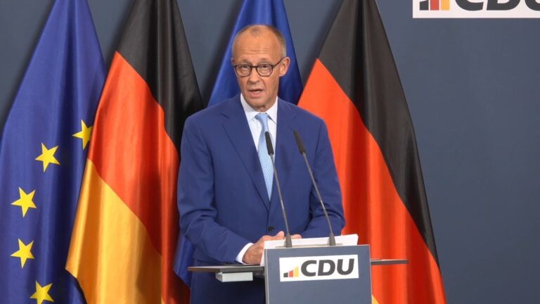 CDU nach Wahldebakel: Merz will im Amt bleiben