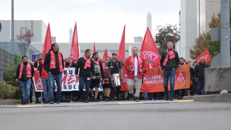 IG Metall protestiert bundesweit für Autoindustrie-Jobs