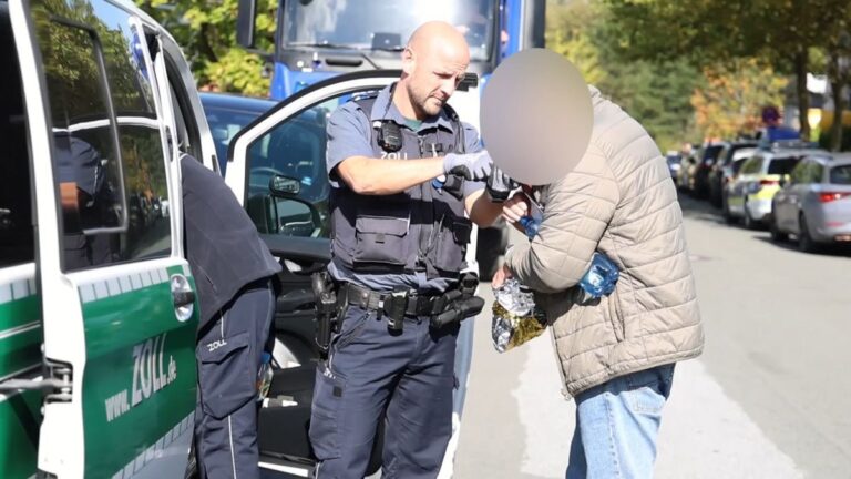 Zoll schlägt in NRW zu: 21 Festnahmen bei Zigarettenfabrik-Razzia