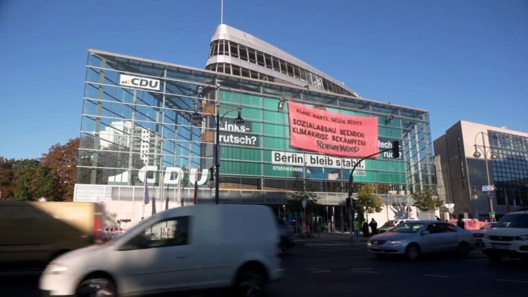 Klimaaktivisten protestieren auf CDU-Zentrale