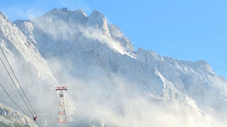 Großer Felssturz an der Zugspitze mit Staubwolke