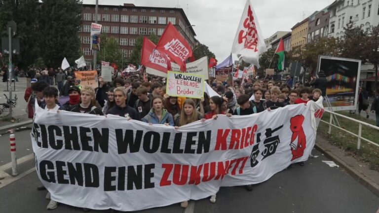 Schüler streiken bundesweit gegen mögliche Wehrpflicht