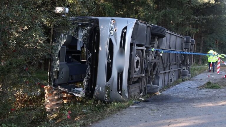 Schwerer Reisebusunfall auf A96: Zwei Tote, 26 Verletzte