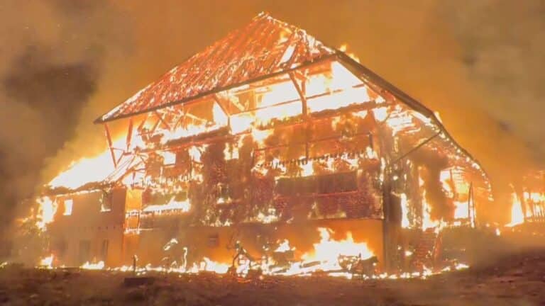 Großbrand zerstört Bauernhaus im Schwarzwald