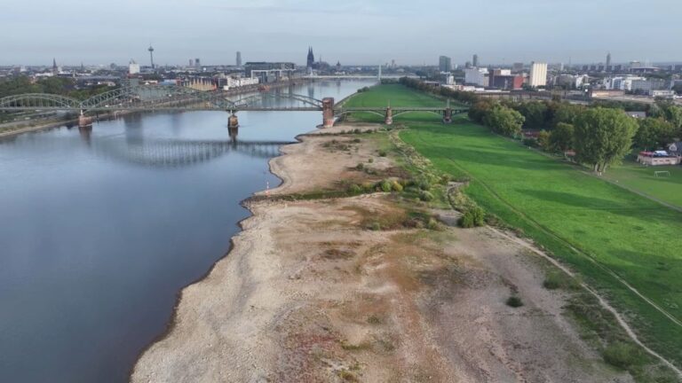 Rhein in Köln erreicht neuen Niedrigwasser-Rekord
