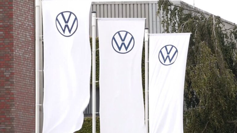 VW kündigt Tarifverträge: IG Metall droht mit Widerstand