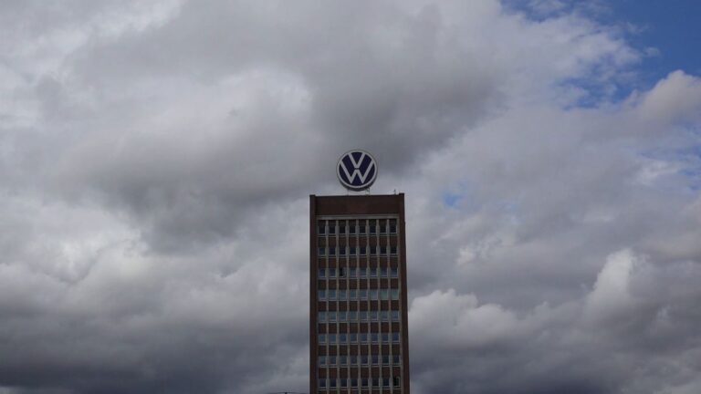 VW beschließt historischen Konzernumbau mit 50.000 Jobabbau