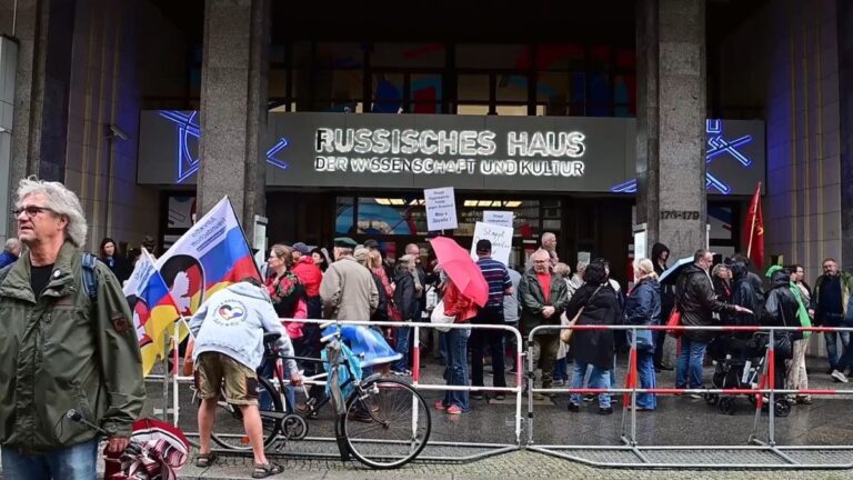 Proteste gegen Schließung des Russischen Hauses in Berlin