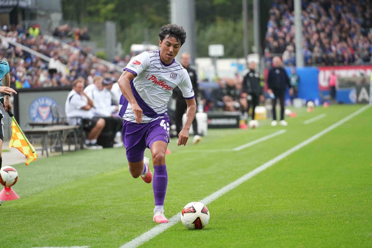 Jonathan Gomez (VfL Osnabrück) am Ball