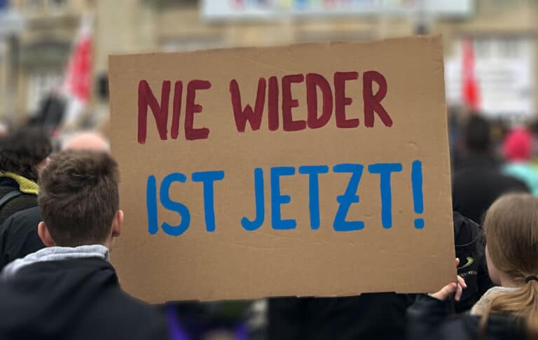 "Nie wieder ist jetzt" Banner auf Demonstration in Osnabrück in Innenstadt