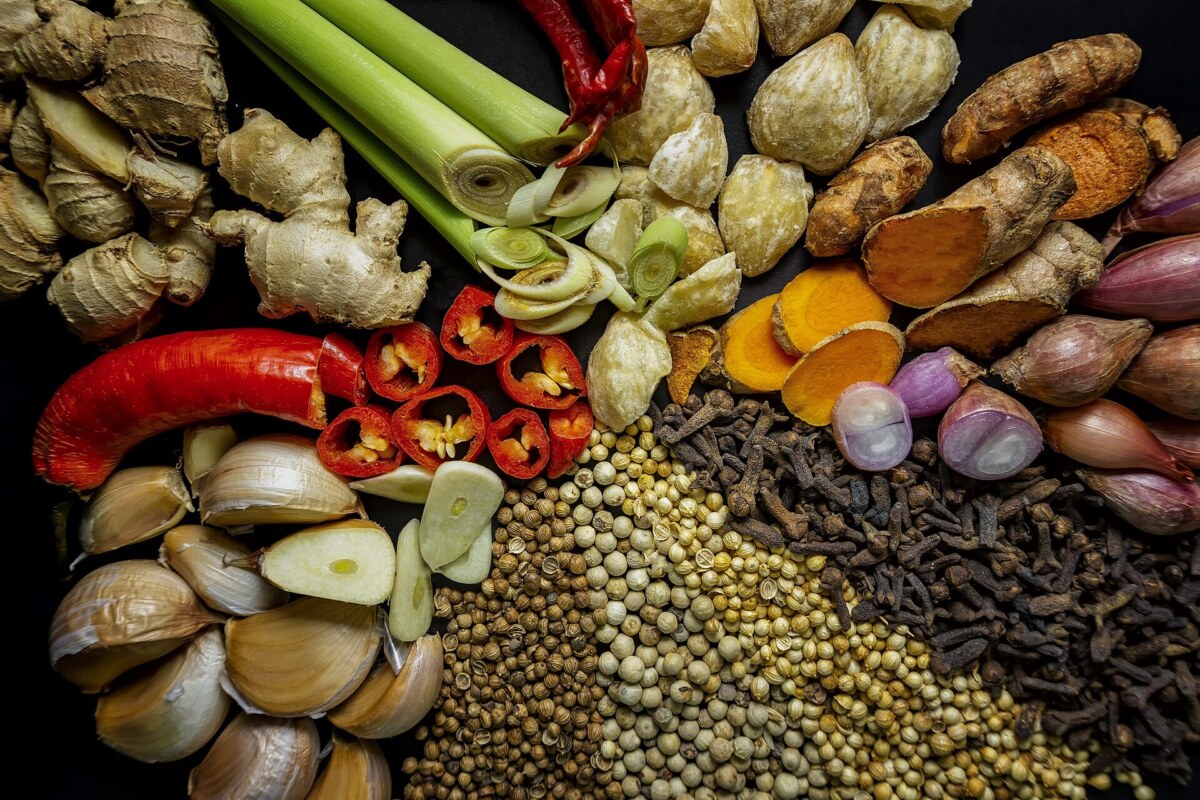 Verschiedene aromatische Pflanzenteile als Gewürze für Speisen in kleinen Mengen verwendet