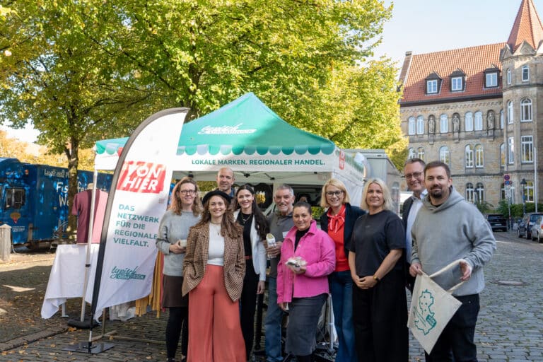 Freuen sich über den neuen Wechselstand auf dem Wochenmarkt: Janine Saalfeld (Herrlich Keramik), Marie-Theres Lohmann (WFO), Hartwig Niemann (Niemann Frischgeflügel) Isabel Meller (Stadt Osnabrück), Kurt Dombek (Wüsteninitiative), Aline Reinhardt (Art Cake by Aline), Katharina Pötter, Julia Deitermann (FEINSIEBEN), Ingmar Bojes (WFO) & Frederik Glissmann (FEINSIEBEN). / Foto: Julia Schweigert von Schweigert Vision in Osnabrück (Gesamtstadt)
