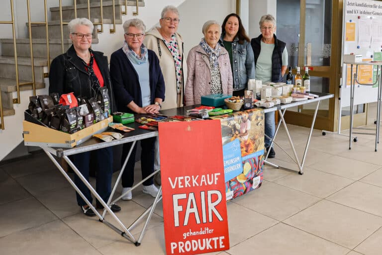 Setzen sich seit vielen Jahren für den „fairen“ Verkauf von Produkten ein – die Mitglieder des „Weltladen“-Teams der Heilig-Geist-Gemeinde (von links): Monika Marquart, Anita Winter, Monika Flaspöhler, Johanna Lüchtefeld, Diana Jost und Monika Giesing. Auf diesem Bild sind nicht alle aktiven Mitglieder der Gruppe abgebildet. in Georgsmarienhütte