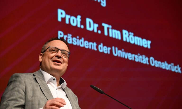 Prof. Dr. Tim Römer, Präsident der Universität Osnabrück, heißt die neuen Studierenden herzlich willkommen. in Osnabrück (Gesamtstadt)
