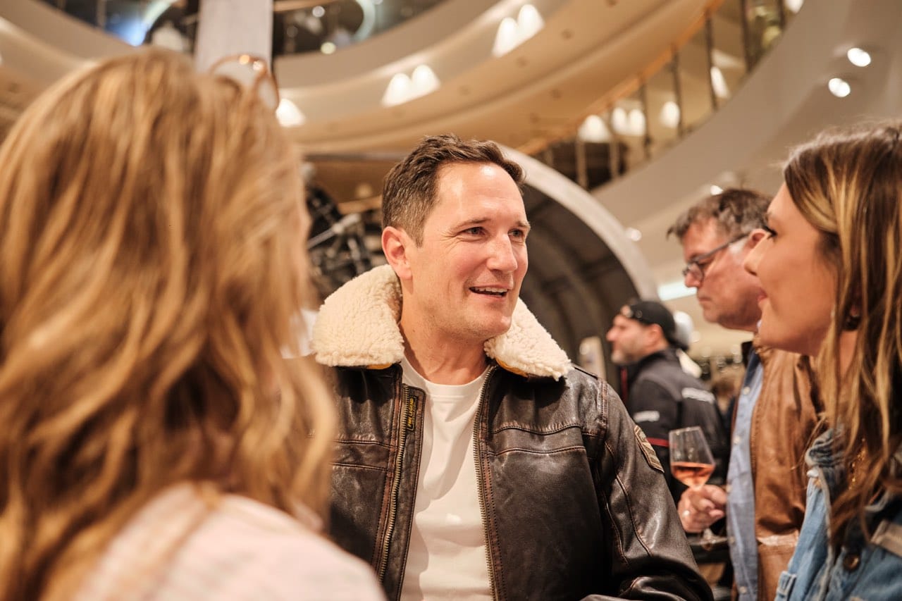 Joseph Diebolder aka Captain Joe im Gespräch mit Kundinnen von L&T / Foto: PME-Legend