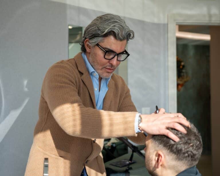 Friseur wäscht Haare