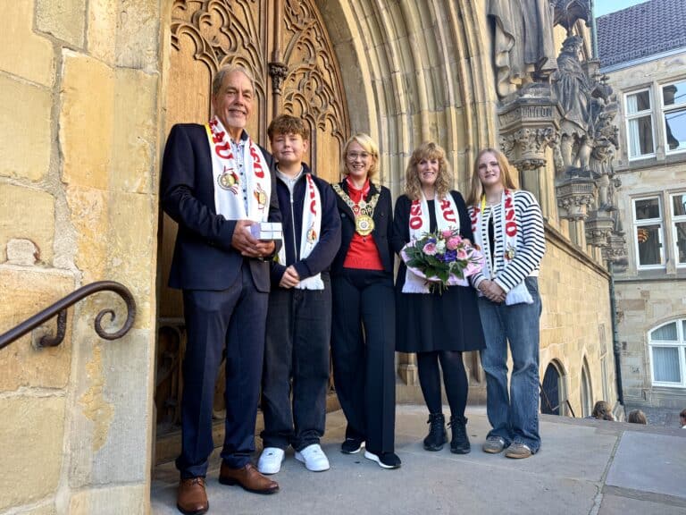 Oberbürgermeisterin Katharina Pötter empfängt Stadtprinz Dirk I. Ruschmeier (l.) und Stadtprinzessin Monika I. Ruschmeier (2. v. r.) und das Kinder-Stadtprinzenpaar Anni I. Ladener (r.) und Simon I. Sachteleben (2. v. l.) im Rathaus Osnabrück in Altstadt