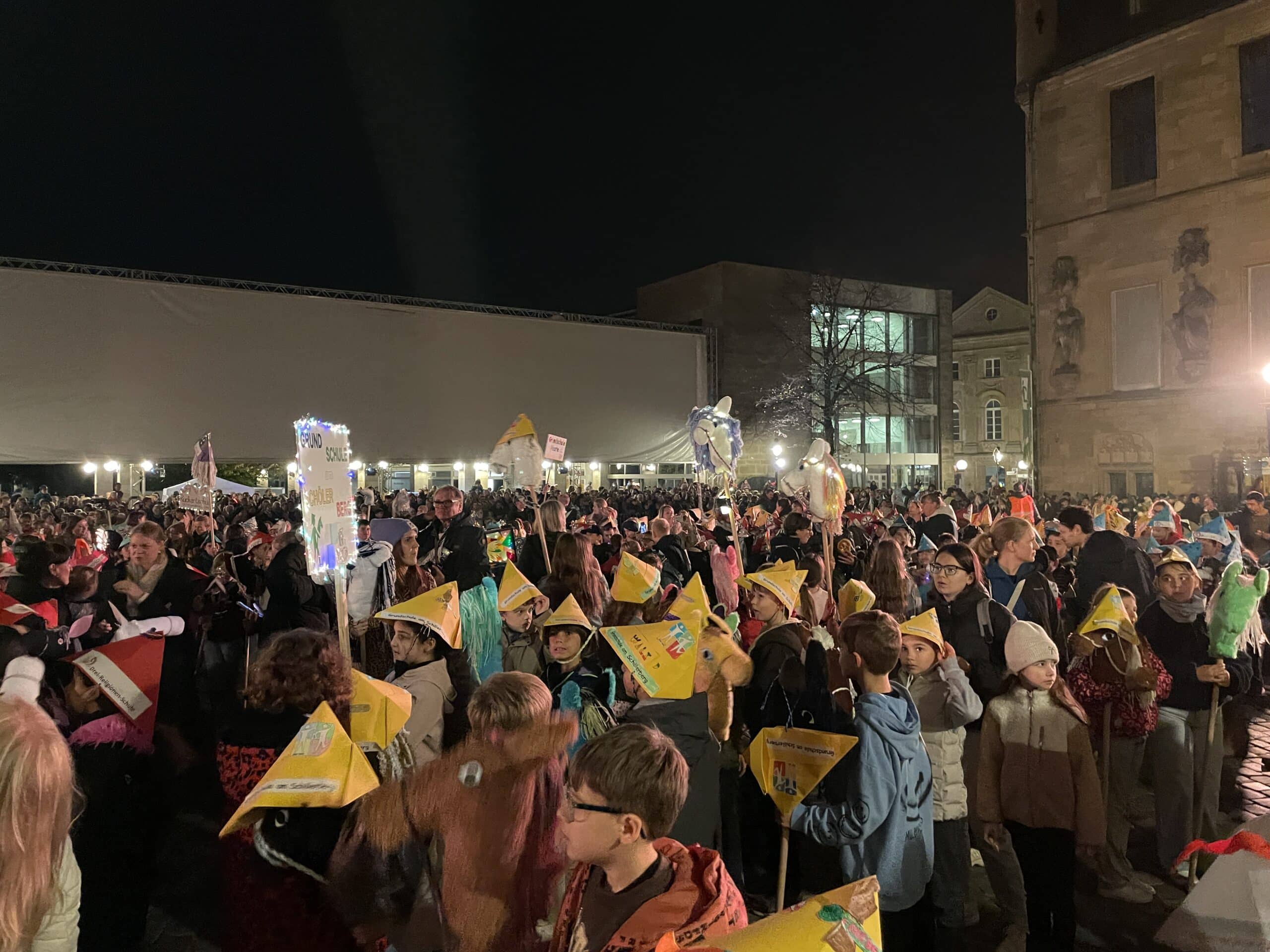 Auf dem Marktplatz gab es wieder eine Show mit Musik, Schattentheater, Feuer- und Lasershow. / Foto: Dominik Lapp