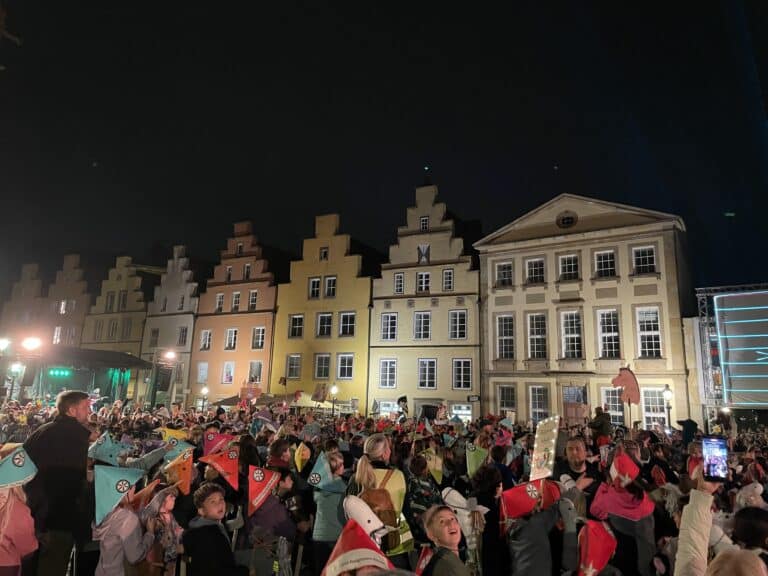 Am Dienstagabend zogen wieder rund 1.400 Viertklässler durch die Osnabrücker Altstadt. / Foto: Dominik Lapp
