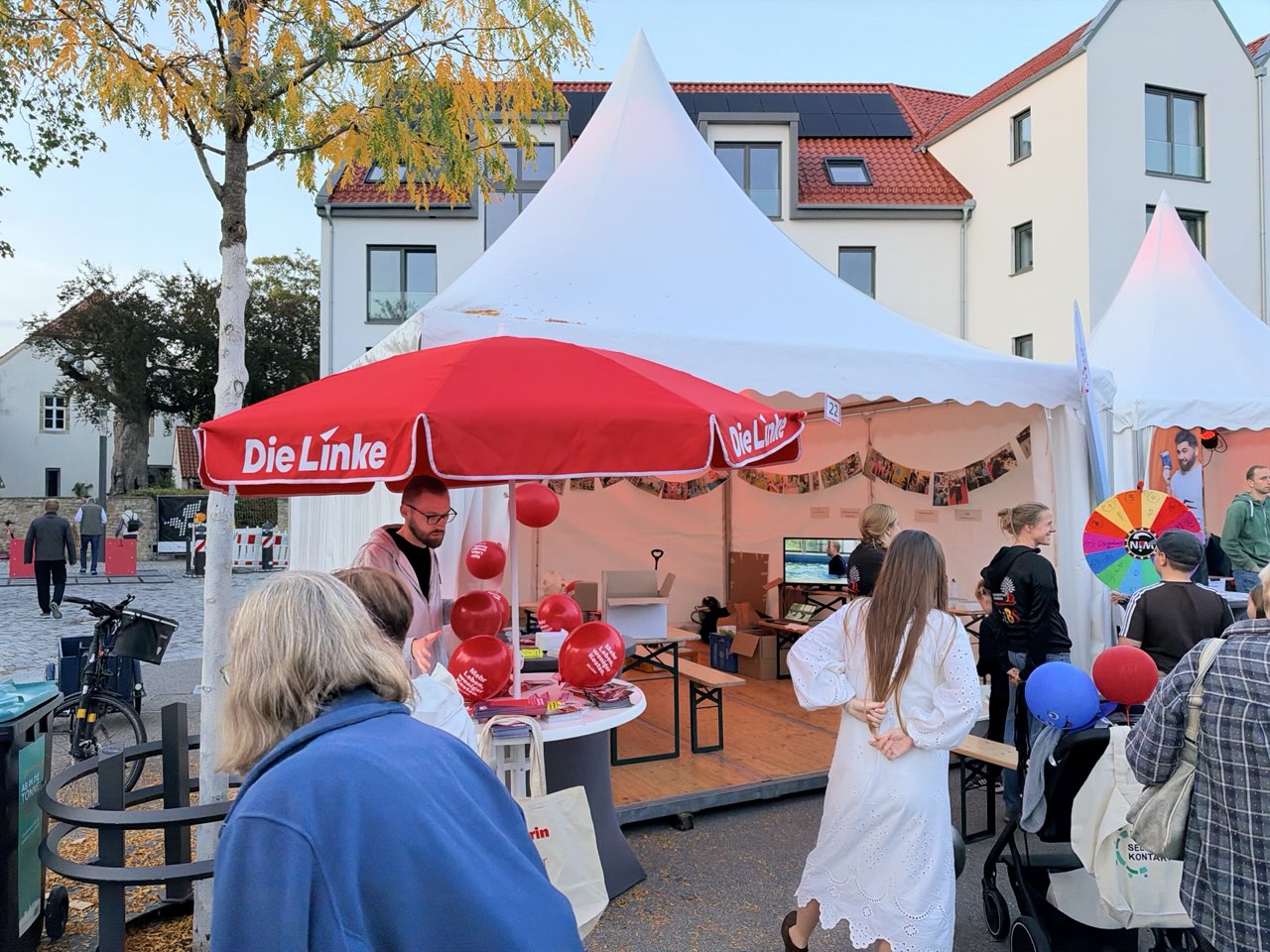DIe SED-Nachfolgepartei, die bis 1989 die Bürger der DDR unterdrückte, präsentiert sich ausgerechnet am Tag der Deutschen Einheit auf dem Bürgerfest in Osnabrück