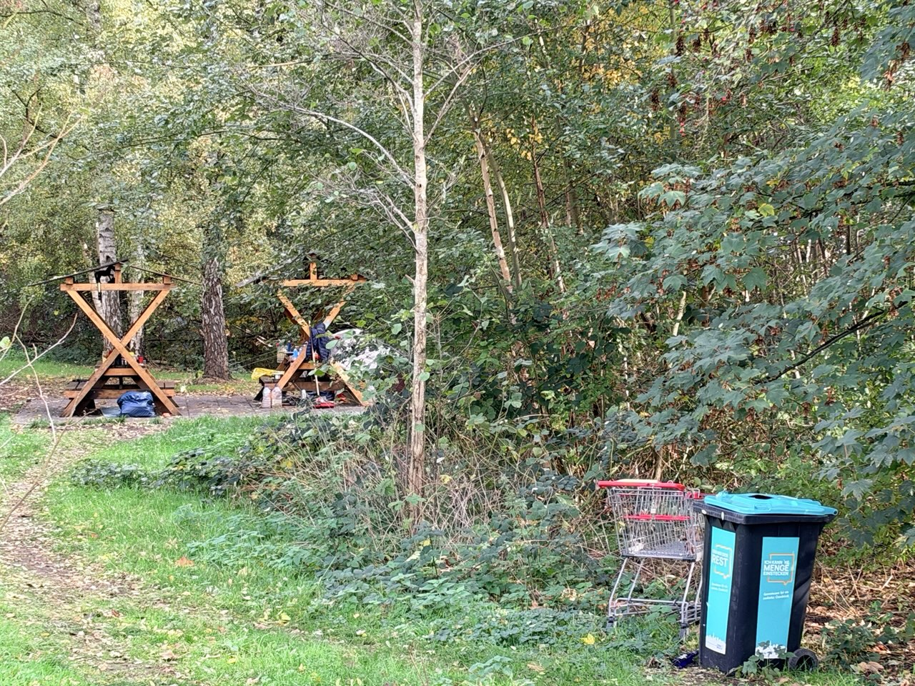 Mit Sitzgelegenheiten und einer befestigten Fläche fing es im Sommer an