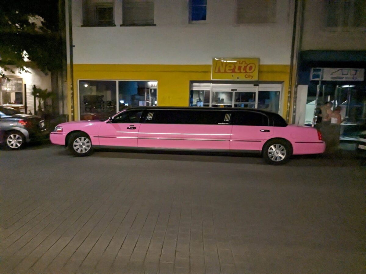 Spontan nahm Timon Wichmann die pinke Limousine vor dem gelben Discounter auf. Für die absurde Aufnahme aus dem Osnabrücker Nachtleben wird er mit dem Deutschen Jugendfotopreis ausgezeichnet.