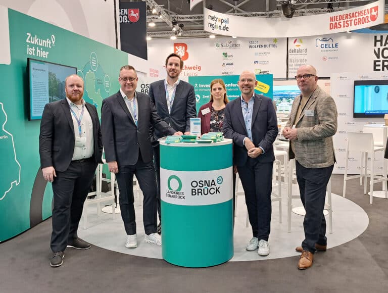 Zufrieden mit dem Verlauf der EXPO REAL zeigten sich (v.l.): Alexander Strangmann (WFO), WFO-Geschäftsführer Ingmar Bojes, Philipp Juling (WFO), Susanne Menke (Geschäftsführerin oleg Osnabrücker Land-Entwicklungsgesellschaft), WIGOS-Geschäftsführer Peter Vahrenkamp und Thomas Wetzel (oleg). / Foto: Eckhard Wiebrock, WIGOS in Osnabrück (Gesamtstadt)