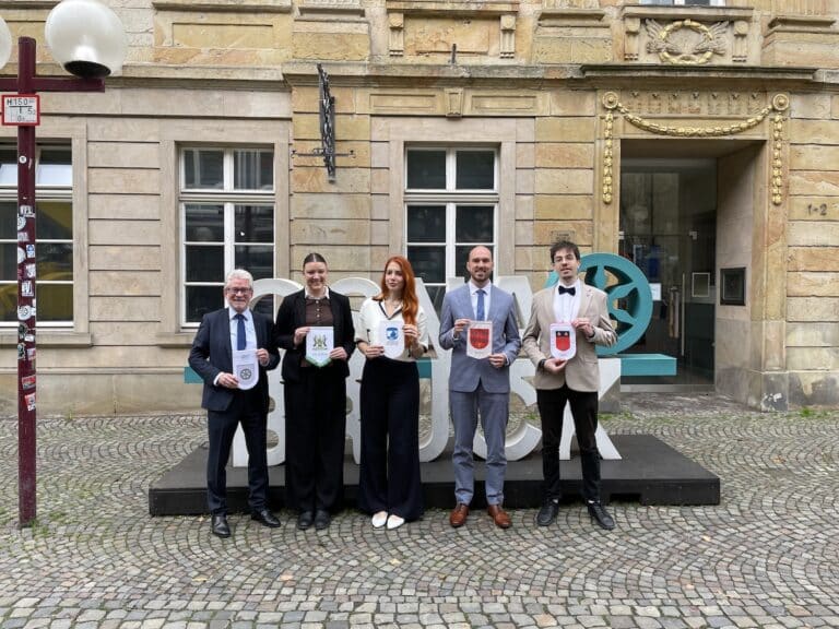 Von links: Jens Koopmann (Leitung Städtepartnerschaftsbüro), Ava Hazelhurst (Derby), Elif Şeref (Çanakkale), Julius Res (Haarlem) und Alexis Bretonnière (Angers). / Foto: Dominik Lapp in Altstadt