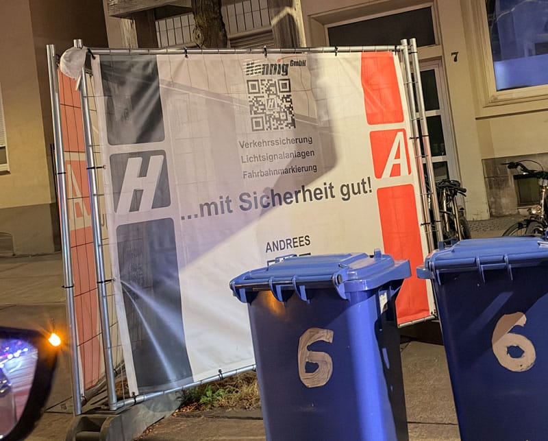 Seit vier Wochen keine Baustelle mehr am Rosenplatz, aber die großformatigen Werbebanner blieben an zahlreichen Stellen stehen
