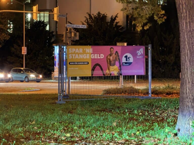 Einfach mal machen... Werbung auf die Grünfläche am Wall stellen in Innenstadt