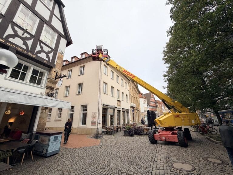 Die Weihnachtsbeleuchtung wird in der Osnabrücker Altstadt aufgehängt in Innenstadt